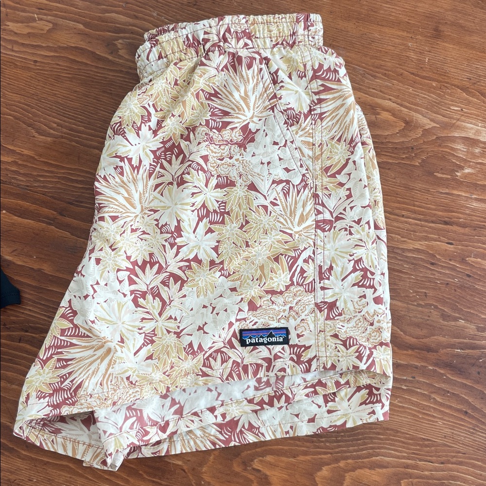 Patagonia baggies 5” in red and cream color